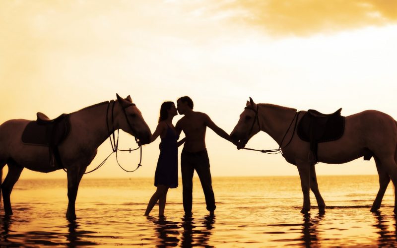 riding_horses_on_the_beach-wallpaper-1600x900